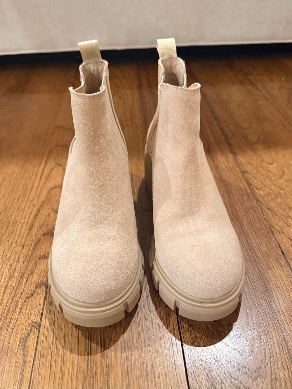 NEVER WORN Steve Madden Howler Platform Boots in "Sand Suede"